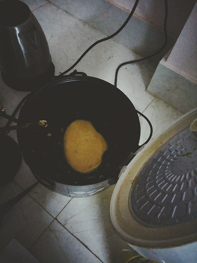 Nhiều bạn sinh viên còn sáng tạo hơn khi biến chiếc nồi cơm điện của mình để làm thành nồi nướng bánh.