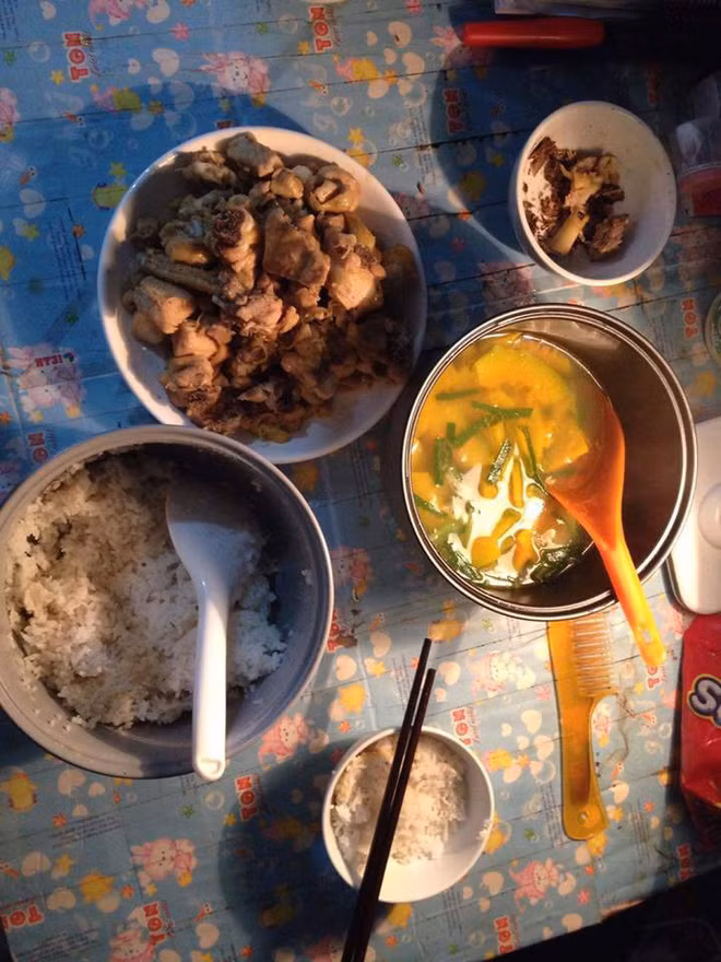 Ngay lập tức những hình ảnh về chiếc nồi cơm điện đa năng đã thu hút sự quan tâm lớn của dân mạng và đặc biệt là với những bạn sinh viên đại học sống xa nhà.