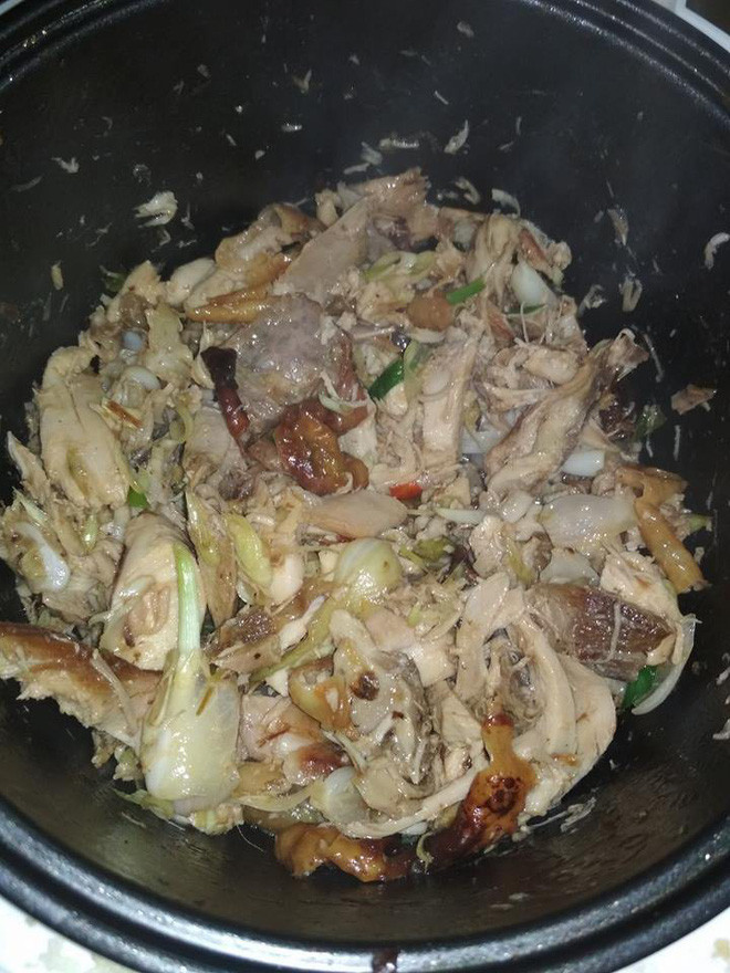 Nếu có dịp tới chơi các phòng trọ của các bạn sinh viên thì chắc hẳn sẽ nhiều người đặt ra câu hỏi, tại sao bữa cơm đủ chất của họ lại có tới 2 chiếc nồi cơm điện.