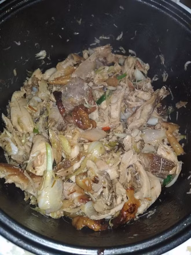 Nếu có dịp tới chơi các phòng trọ của các bạn sinh viên thì chắc hẳn sẽ nhiều người đặt ra câu hỏi, tại sao bữa cơm đủ chất của họ lại có tới 2 chiếc nồi cơm điện.