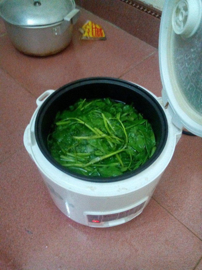 Nhiều bạn còn đăng ảnh khoe chiến tích của mình khi sống những ngày tháng với chiếc nồi cơm đa năng.