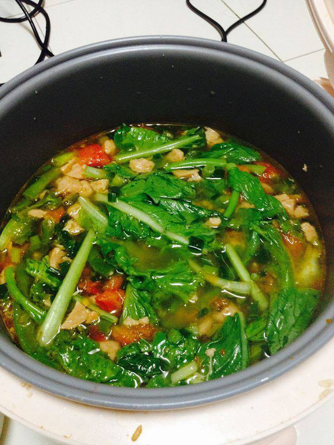 Chỉ trong thời gian ngắn hình ảnh được đăng tải, rất nhiều bạn sinh viên ngay lập tức để lại những bình luận chia sẻ công dụng vi diệu của nồi cơm điện.