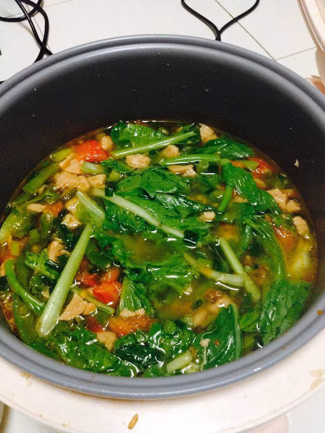 Chỉ trong thời gian ngắn hình ảnh được đăng tải, rất nhiều bạn sinh viên ngay lập tức để lại những bình luận chia sẻ công dụng vi diệu của nồi cơm điện.