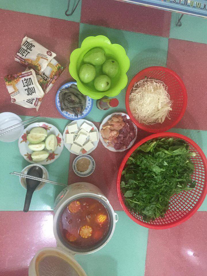 Bữa lẩu ngon lành với chiếc nồi cơm được mở nắp.