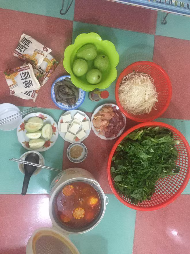 Bữa lẩu ngon lành với chiếc nồi cơm được mở nắp.