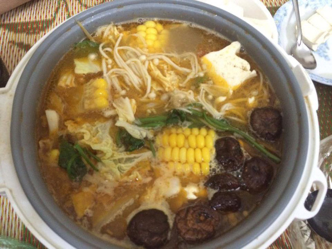 Nồi cơm điện dùng để nấu lẩu là điều không còn xa lạ với nhiều bạn trẻ trải qua quãng thời gian sinh viên.