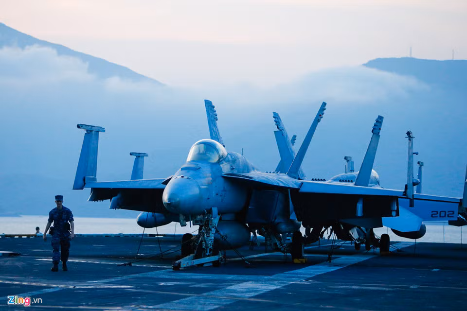 Vị cựu chỉ huy cho hay những lý do để bị phạt có thể là "hiệu quả làm việc kém" hoặc thậm chí quan hệ khuất tất với cấp dưới; nhẹ thì bị cấm túc, còn nặng thì bị trả về đất liền. Tuy nhiên, khi một lính hải quân bị yêu cầu quay trở về "có nghĩa sự nghiệp của anh ta đã chấm dứt".