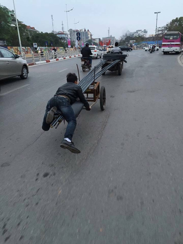 Việc vận chuyển những hàng hóa cồng kềnh này giữa đường đã không ít lần gây nguy hiểm cho người tham gia giao thông và những tai nạn thương tâm đã xảy ra.