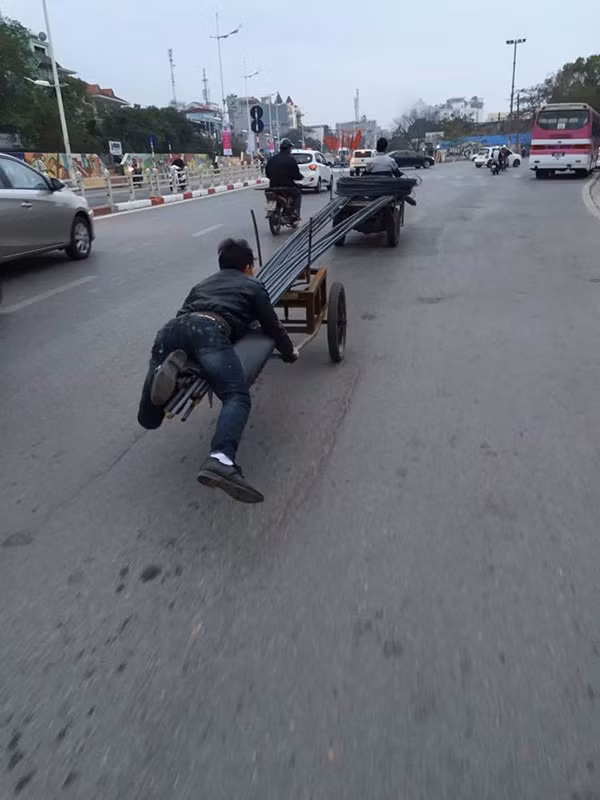 Việc vận chuyển những hàng hóa cồng kềnh này giữa đường đã không ít lần gây nguy hiểm cho người tham gia giao thông và những tai nạn thương tâm đã xảy ra.