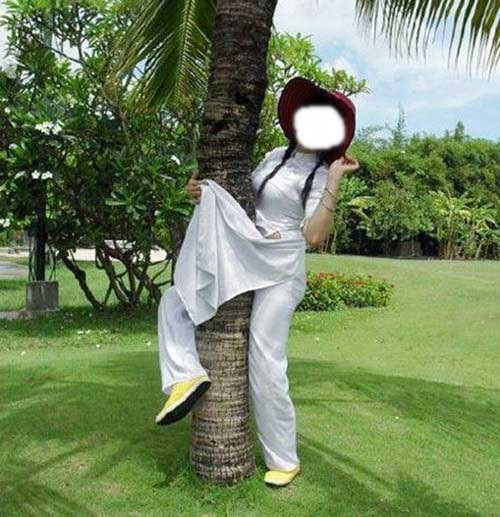 Áo dài bên hàng dừa xanh là cảm hứng cho các nhạc sĩ, họa sĩ sáng tác nghệ thuật. Nhưng ở bức ảnh này, nữ sinh mặc áo dài đã phá đi hơi hướng nghệ thuật và trở thành một thảm họa.