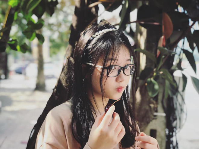 Được biết, Huyền Minh trước học trường THPT chuyên Lam Sơn, Thanh Hóa. Huyền Minh không ngại nhận lời nếu được mời làm mẫu ảnh.