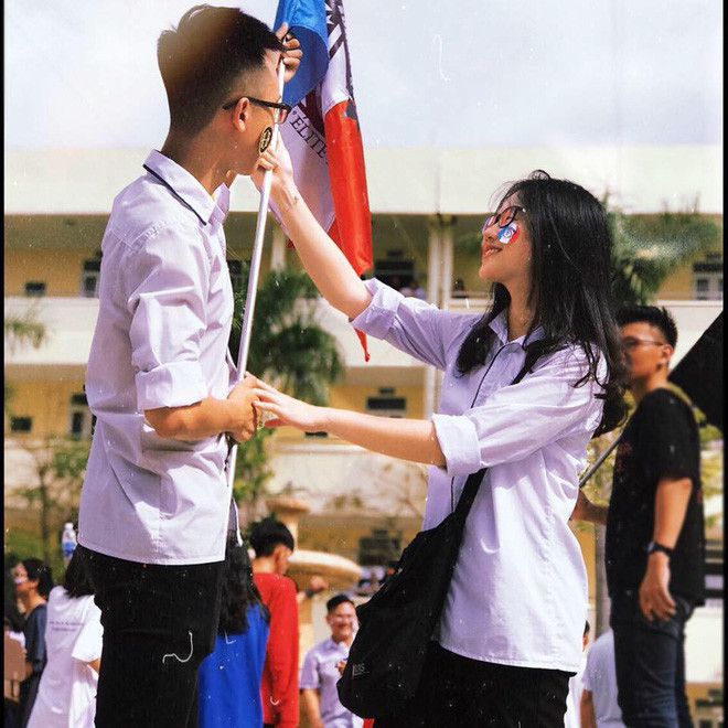 Huyền Minh cũng cho hay việc được khen với cô không phải điều mới mẻ. "Mọi người xung quanh cũng hay khen xinh, điều đó khiến em rất tự hào. Nói về điểm thích nhất ở ngoại hình thì em sẽ chọn làn da. Nó trắng hồng từ ngày còn bé. Người ta thường nói nhất dáng nhì da mà. Em cũng không chăm sóc da quá cầu kì vì khá bận".