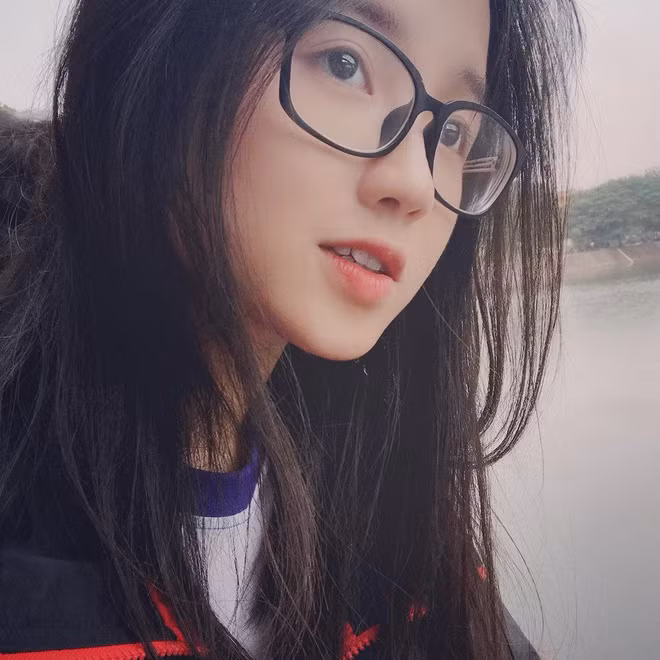 Nữ sinh 10X vui nhưng cũng ngạc nhiên khi bức ảnh nhận được nhiều sự chú ý. "Em vẫn thường xuyên cập nhật những hình ảnh giản dị trong cuộc sống. Nó (bức ảnh mặc quân phục) cũng không quá đặc biệt mà. Em chụp khi đang tham gia khóa học Giáo dục Quốc phòng của sinh viên năm đầu. Khóa học cũng vừa kết thúc".