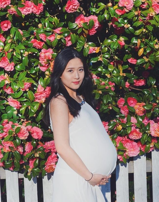 hông lâu sau, Thảo Hương tiếp tục chia sẻ ảnh con gái đầu lòng lên trang cá nhân. "Hot girl năm ấy chúng ta từng theo đuổi" giờ đã là mẹ một con, người lên tiếng chúc phúc, người lại cảm thấy tiếc vì cô đã sớm theo chồng bỏ cuộc chơi.