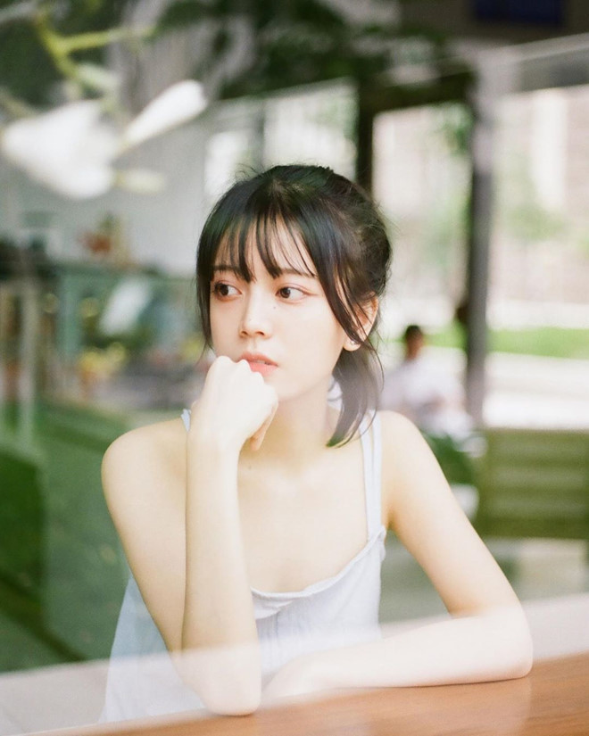 Châu Thư được dân mạng chú ý khi sở hữu gương mặt ngây thơ, body gợi cảm. Nhan sắc của nữ sinh Sài Gòn được ví như nàng thơ, ulzzang Hàn Quốc.