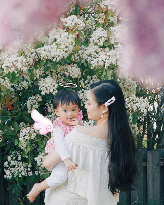 Sau thời gian kín tiếng vì du học tại Seattle (Mỹ), Thảo Hương khiến nhiều người bất ngờ khi đăng ảnh khoe bụng bầu lên mạng.