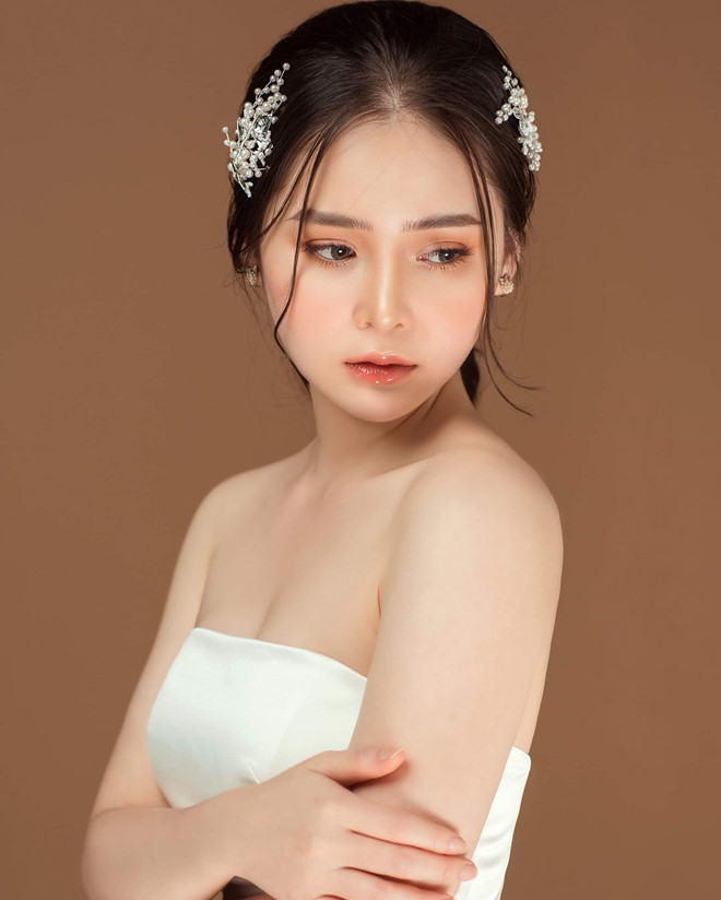 Trên trang cá nhân, hot girl sinh năm 1998 được nhiều người chú ý khi thường xuyên khoe ảnh đi du lịch ở những nơi sang chảnh. Sau hơn 3 năm nổi tiếng, hiện tại, 9X kín tiếng hơn trước và dành nhiều thời gian cho việc học.