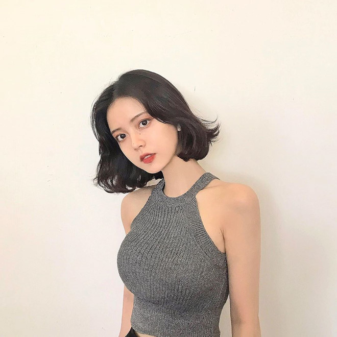 Trang cá nhân của Châu Thư thu hút hơn 32.000 lượt theo dõi. Theo cô gái sinh năm 1998 này cho biết trong số đó, hơn 2/3 tài khoản là của người nước ngoài, chủ yếu đến từ Hàn Quốc, Nhật Bản, Trung Quốc.