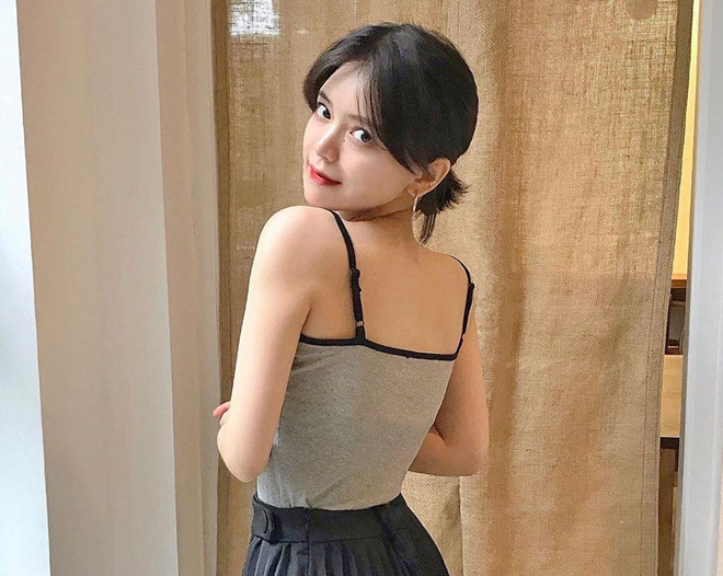 Võ Xuân Châu Thư được biết đến trên mạng với biệt danh "hot girl tóc tém". 9X đang theo học chuyên ngành Kinh doanh quốc tế, ĐH Hoa Sen, TP HCM.