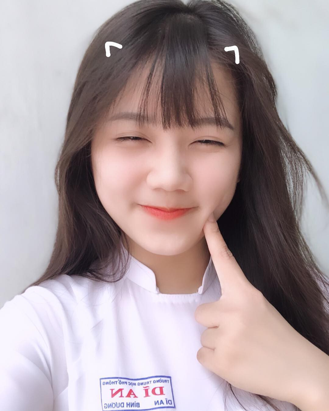 Trang Instagram @deoo.nii của Trúc Đào có lượng follow lên đến 134.000 người và đương nhiên, những tấm ảnh chụp cùng áo dài bao giờ cũng được dân tình thả tim rần rần và để lại nhiều lời khen ngợi.