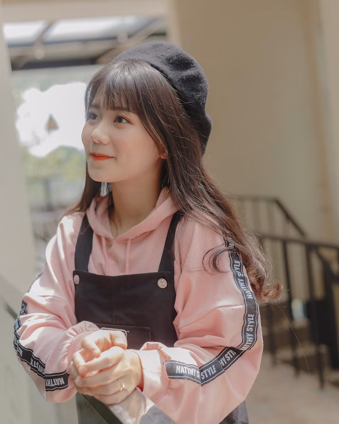 Bên cạnh đó, Trúc Đào cũng cho biết thêm rằng dù xinh đẹp tới đâu nhưng cô vẫn phải sử dụng tới thủ thuật hậu kì để có 1 bức ảnh đẹp. Tuy nhiên chỉ là chỉnh màu nhẹ nhàng trên các phần mềm chỉnh ảnh, tránh dùng photoshop vì càng chỉnh sẽ càng ảo