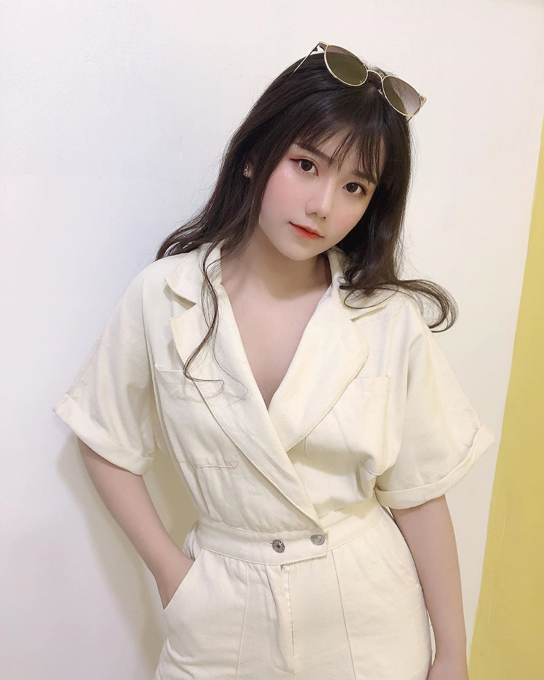 Theo chia sẻ của Trúc Đào, để có bức ảnh "xịn xò" cô bạn này có bí kíp riêng của mình, ví dụ như chỗ có ánh nắng tự nhiên, tránh những khoảng thời gian trời nắng gắt, dùng tay và tóc để che "mặt mâm", nghiêng đầu một góc 45 độ để "hack" ra góc nghiêng thần thánh.