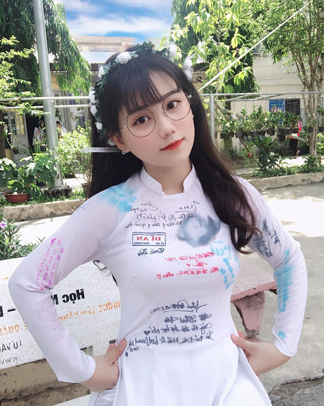 Mới đây trên MXH, các fanpage đồng loạt đăng tải bức ảnh của một nữ sinh lớp 12 đã được cư dân mạng ưu ái gọi với danh xưng "cực phẩm áo dài", đó là Nguyễn Trúc Đào (SN 2001, Bình Dương).