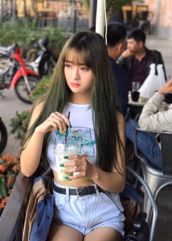 Mới đây, cô nàng hot girl xinh đẹp này cho đăng tải 4 bức ảnh của mình và ngay lập tức được dân mạng truyền tay bởi độ xinh đẹp và nụ cười duyên. Chỉ sau ít phút bức ảnh của Bảo Quỳnh đã thu hút hơn 50.000 like trên trang mạng xã hội.