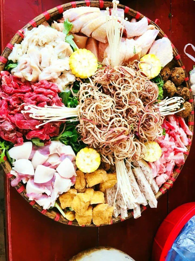 Theo chia sẻ của M.T: "Lần nào tao mua hoa quả về ăn cũng bị ông ấy lôi ra xử lý hết. Được cái mấy lần ở đâu có thi tỉa tót hay Trung thu là ông ấy ra tay cứu giúp tao".