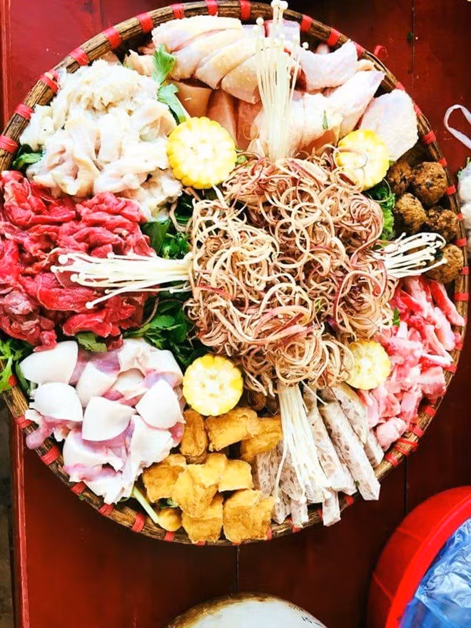 Theo chia sẻ của M.T: "Lần nào tao mua hoa quả về ăn cũng bị ông ấy lôi ra xử lý hết. Được cái mấy lần ở đâu có thi tỉa tót hay Trung thu là ông ấy ra tay cứu giúp tao".