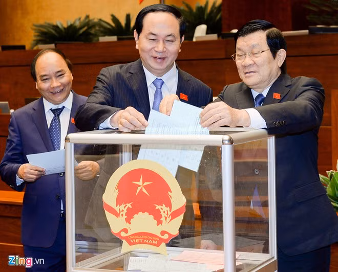 Sáng 9/4, Quốc hội đã bỏ phiếu kín phê chuẩn các thành viên mới của Chính phủ theo đề nghị của Thủ tướng mới đắc cử, ông Nguyễn Xuân Phúc.