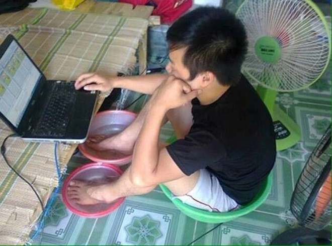 Những cô cậu sinh viên ở ký túc xá khó khăn nhất trong những ngày này, nằm đất nhưng vẫn có sinh viên ngâm chân trong chậu nước.