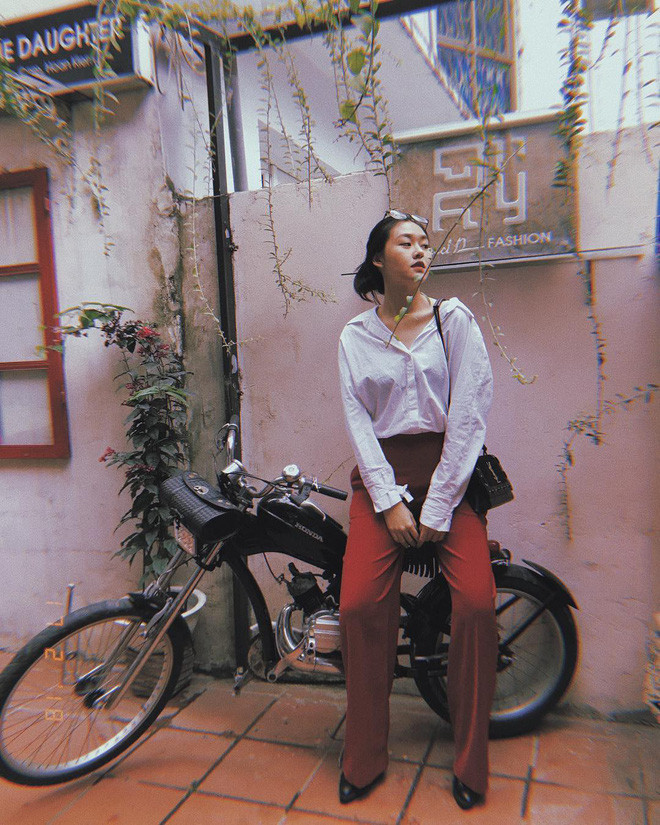 Tường San mang nét đẹp đậm chất nàng thơ. Dù mới chỉ 18 tuổi song độ chín trong nhan sắc lẫn phong cách của nữ sinh 10X này khiến nhiều người phải trầm trồ.