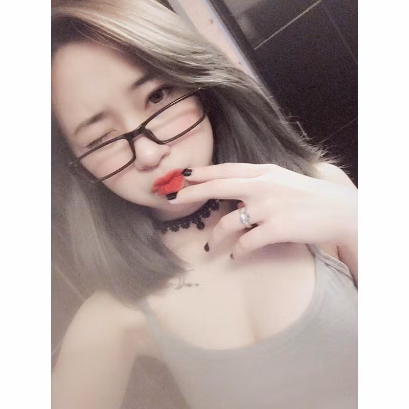 Sau khi clip riêng tư của nữ sinh 9X Hà thành được phát tán, có rất nhiều ý kiến trái chiều xoay quanh vụ việc này, người cảm thông an ủi cũng có mà người chê trách, lên án vì K.L từng là thành viên viên “tích cực bóc phốt” clip nhạy cảm của một số hot teen khác.