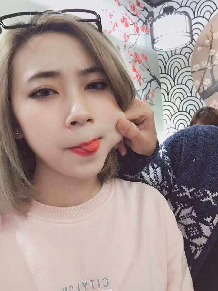 Bên cạnh đó, cô gái Hà thành bị tung clip nhạy cảm này cũng đã mở lại trang Facebook cá nhân giao lưu với cư dân mạng. Có thể nói, từ một cô gái ít người biết tới, K.L bất ngờ trở thành một trong những tên tuổi đình đám với hơn 300 nghìn người theo dõi trang cá nhân.