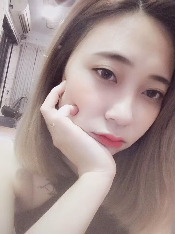 Tuy nhiên, sau 1 năm im hơi lặng tiếng, giờ K.L đã có một cuộc sống mới và được bạn trai mới hết sức yêu thương. Anh chàng này luôn bên cạnh người yêu trong suốt quãng thời gian cô trở thành tâm điểm của dư luận.