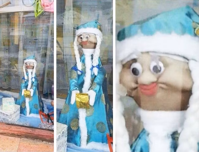 Khuôn mặt như bị "troll" của một cô búp bê mùa Giáng sinh được dân mạng tìm thấy trên các fan page mạng xã hội.