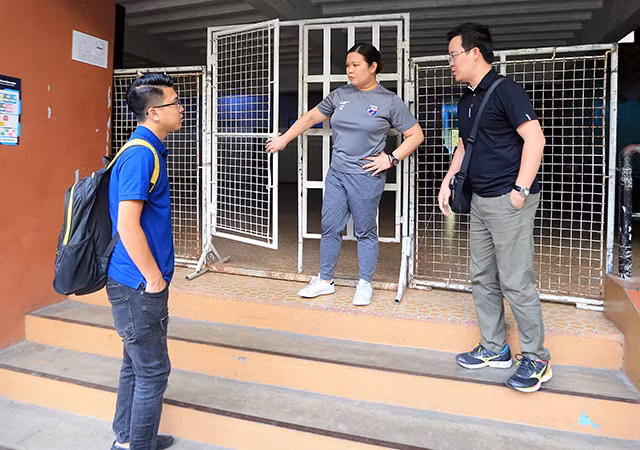 Theo chia sẻ của nữ nhân viên Liên đoàn bóng đá Philippines, đây là buổi tập kín của đội chủ nhà và họ từ chối sự tiếp cận của báo chí trước thềm bán kết AFF Cup.