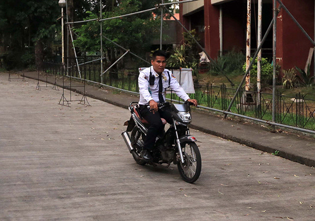 Thậm chí, để có thể yên tâm hơn, lực lượng an ninh còn lấy xe máy đi vòng quanh sân để quan sát.