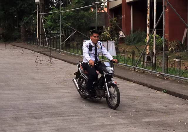 Thậm chí, để có thể yên tâm hơn, lực lượng an ninh còn lấy xe máy đi vòng quanh sân để quan sát.