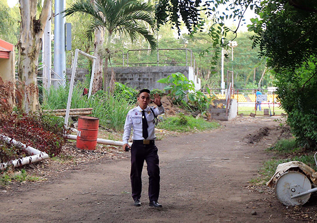 Nhân viên an ninh được bố trí khắp sân. Khi thấy phóng viên Việt Nam đến gần, ngay lập tức họ tìm cách ngăn cản