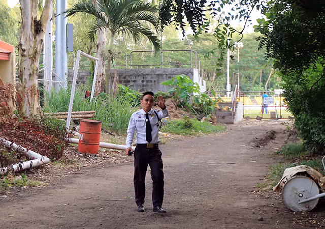 Nhân viên an ninh được bố trí khắp sân. Khi thấy phóng viên Việt Nam đến gần, ngay lập tức họ tìm cách ngăn cản