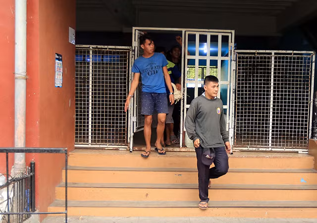 “Cấm cửa” phóng viên Việt Nam, nhưng HLV Eriksson lại tỏ ra khá thoải mái với NHM và truyền thông quê nhà. Trong ảnh là nhóm CĐV của Philippines vừa bước ra từ trong sân khi buổi tập của đội nhà đang diễn ra.