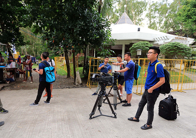 Không thể tìm cách để vào sân tác nghiệp, các phóng viên đến từ Việt Nam đành chấp nhận đứng la liệt ở bên ngoài cổng.