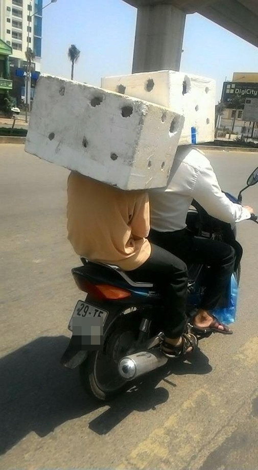 Thùng xốp đục lỗ thay mũ bảo hiểm.