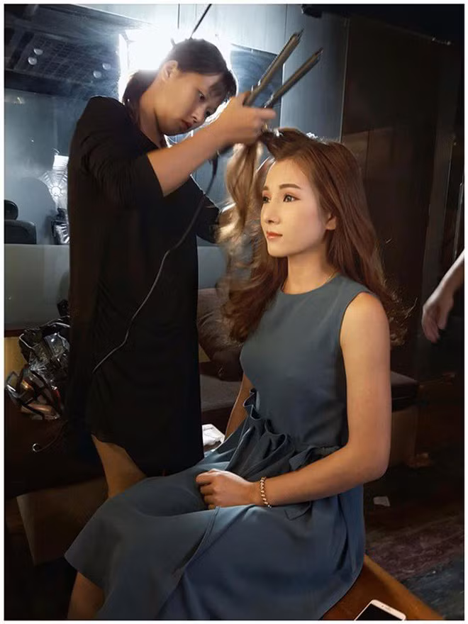 Theo tìm hiểu, chủ nhân của những dòng tâm sự trên đó là Lương Thị Hà sinh năm 1995 là người dân tộc Thái tại huyện Anh Sơn - Nghệ An. Chỉ sau vài giờ đăng tải, bài chia sẻ này đã nhận được rất nhiều lượt xem cũng như bình luận. Cùng với hình ảnh đính kèm, nhiều người khuyên Hà nên phẫu thuật thẩm mỹ, đặc biệt là tiến hành cắt mí để có được đôi mắt thân thiện hơn.