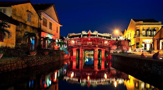 Đến với Hội An vào mùa Valentine, các cặp đôi sẽ được đắm chìm trong sự lãng mạn đến từ ánh đèn và không khí nơi phố cổ này.