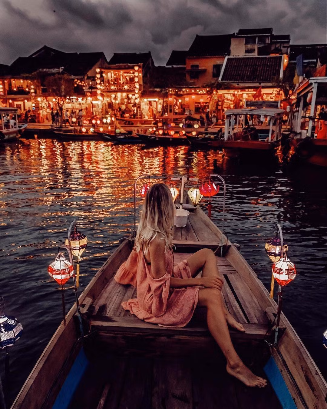 Không gian nên thơ với những mái nhà trầm mặc theo thời gian nằm bên đôi bờ sông Thu Bồn đã là điều giúp Hội An mang đến vẻ cuốn hút riêng của mình.