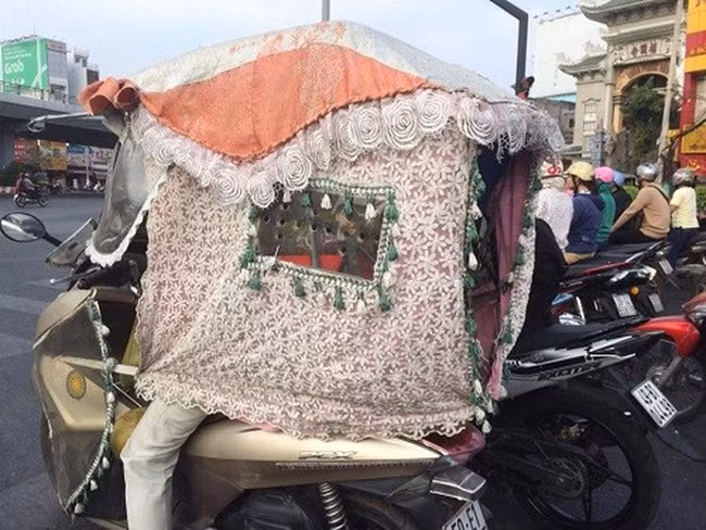 Đa phần khi ra đường nhiều người đều chuẩn bị cho mình những dụng cụ chống nắng như áo, mũ, găng tay, khẩu trang và thậm chí nhiều người còn lắp hẳn chiếc lều di động trên chiếc xe của mình.