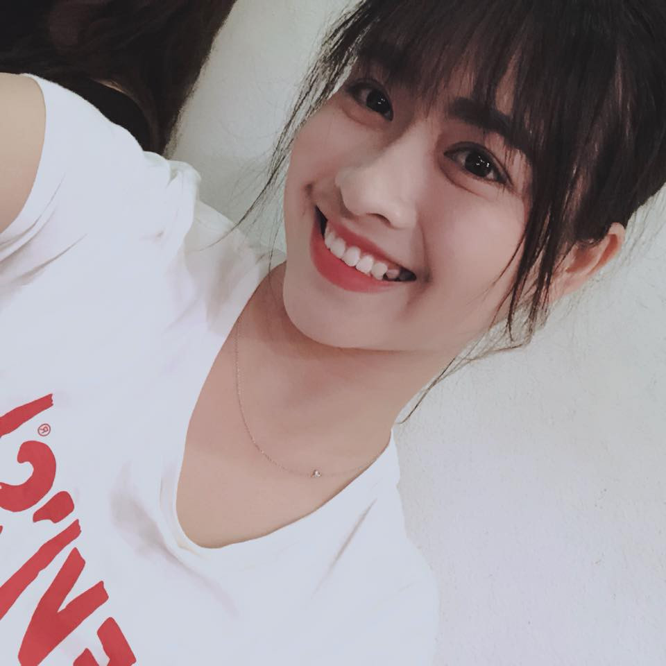 Thùy Linh là con cả trong gia đình có 3 chị em. Bố làm đủ nghề lao động tay chân, từ Nam Định đến Hà Nội ở đâu có việc là ông nhận hết. Mẹ của cô nàng có sạp rau nhỏ ở chợ. Như những đứa trẻ sinh ra ở vùng quê nghèo, Thùy Linh giỏi đồng áng từ nhỏ. Những việc như cấy lúa, trông em, nấu ăn chẳng làm khó được cô. Việc đồng áng không chỉ theo nữ sinh ở những năm cấp 3 khi còn sống gần bố mẹ. Lúc Linh đậu Cao đẳng Du lịch trên Hà Nội, mỗi vụ mùa đến nữ sinh cũng phải về nhà để cấy lúa kiếm tiền.